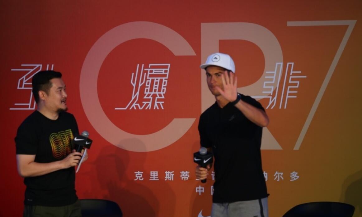 C罗武磊交换球衣 总裁手举国足7号战袍