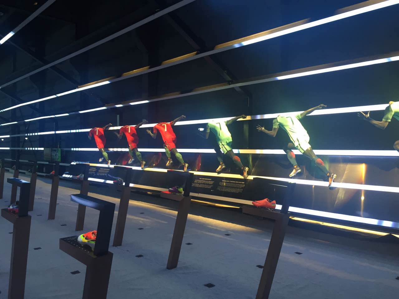 C罗武磊交换球衣 总裁手举国足7号战袍