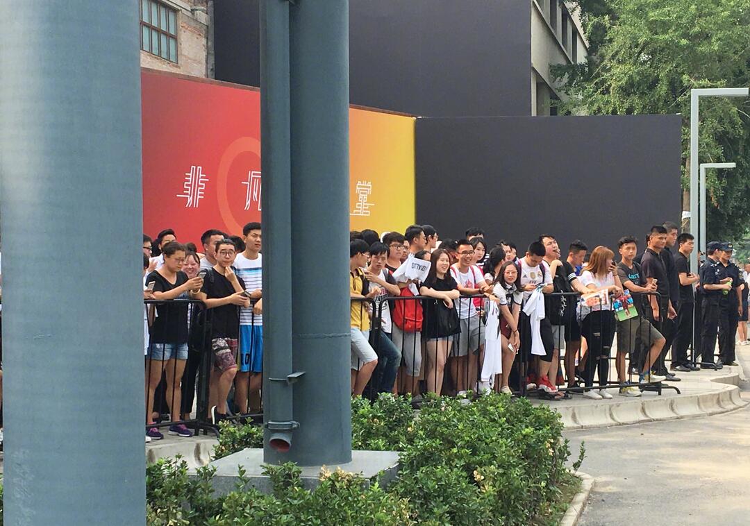 C罗武磊交换球衣 总裁手举国足7号战袍