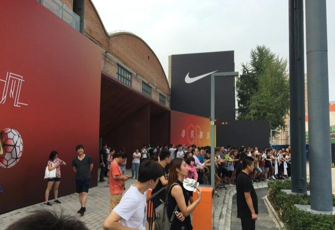 C罗武磊交换球衣 总裁手举国足7号战袍