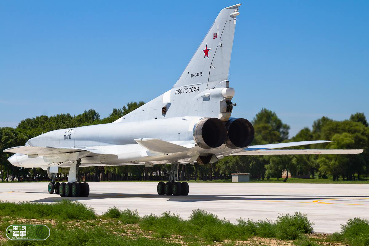 俄军杀手锏"逆火"轰炸机抵达中国参加比赛(组图)