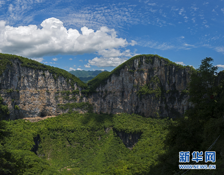 【焦点图】航拍绝世奇观天坑地缝 感受大自然鬼斧神工