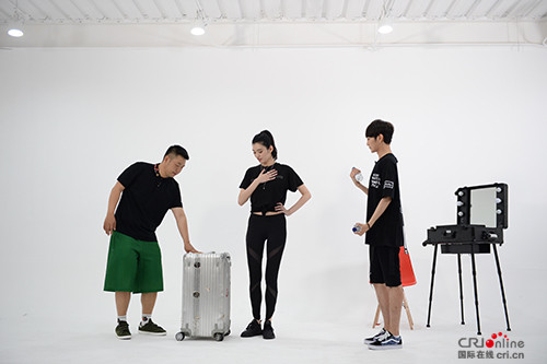 圖片默認標題_fororder_《香蕉打卡》杜海濤奚夢瑤挑戰長腿任務