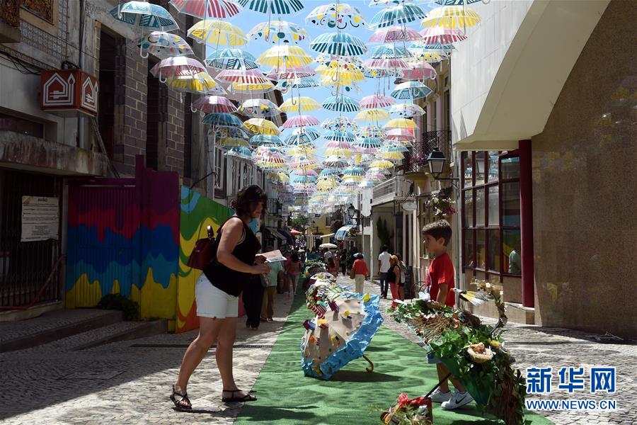 五彩雨伞扮靓葡萄牙小城城市节