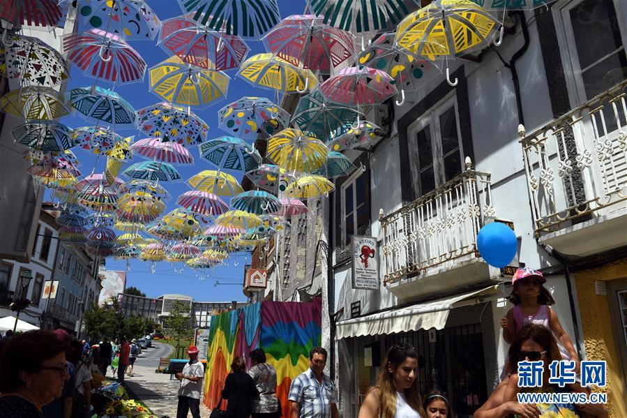 五彩雨伞扮靓葡萄牙小城城市节