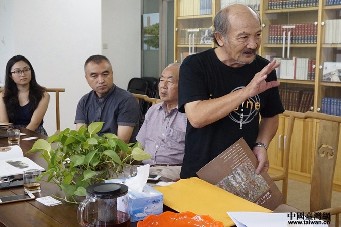 为台湾真璞美术馆山海学说研究员的魏滔,从事《山海经》的水墨工笔画创作已经19年了。(中国台湾网记者 杨旋 摄)