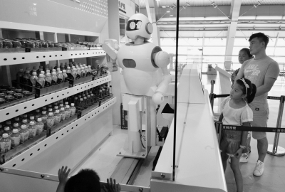 （社会广角）南京市民带孩子参观科技馆 与机器人亲密接触