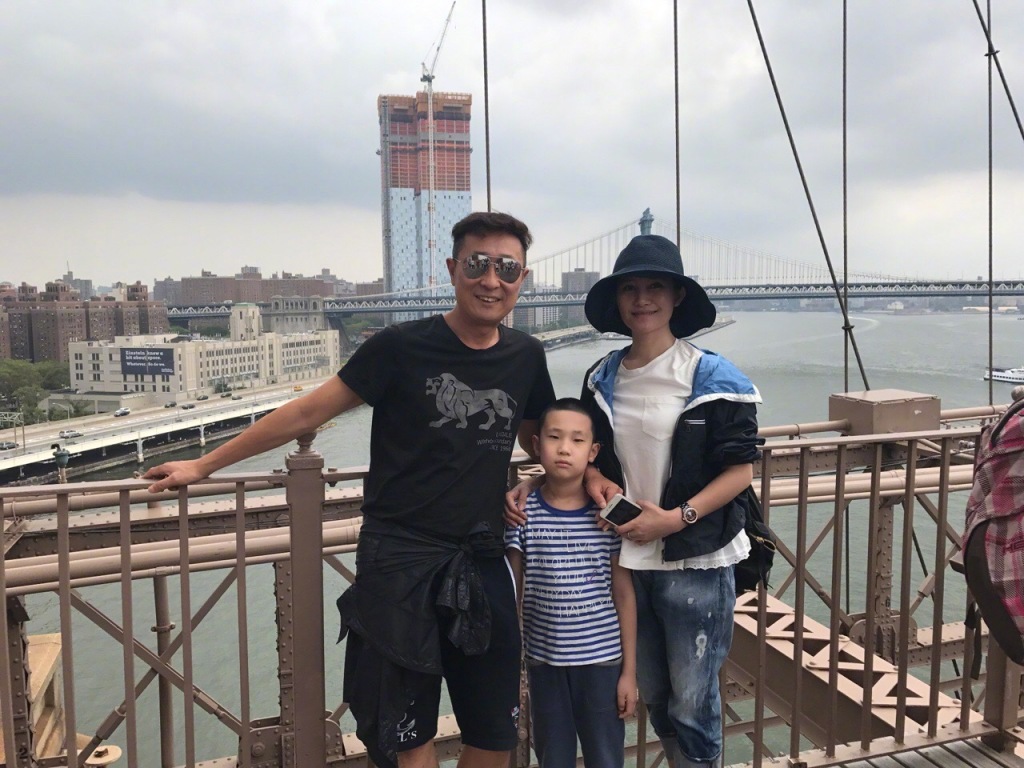 林永健出游搂老婆甜蜜合影 大竣模仿自由女神
