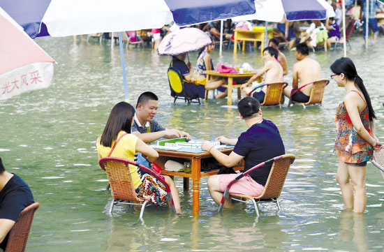 双语：酷暑难耐 都江堰市民玩起“水上麻将”