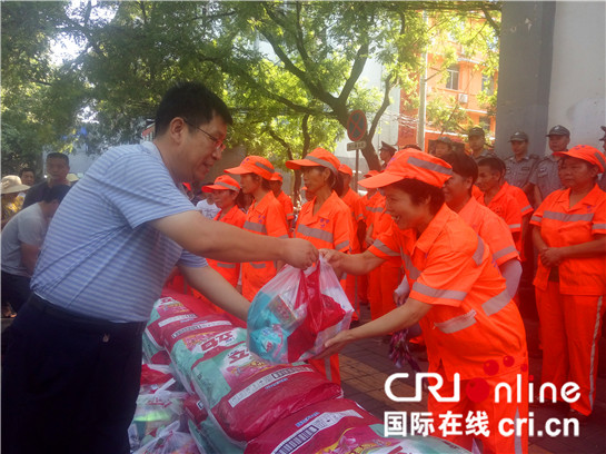 酷暑送清涼 新城區人大代表慰問一線工作者 酷暑送清涼 新城區人大代表慰問一線工作者_fororder_1