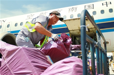 （平安江苏图文）南京禄口机场行李装卸员 高温下坚守工作岗位