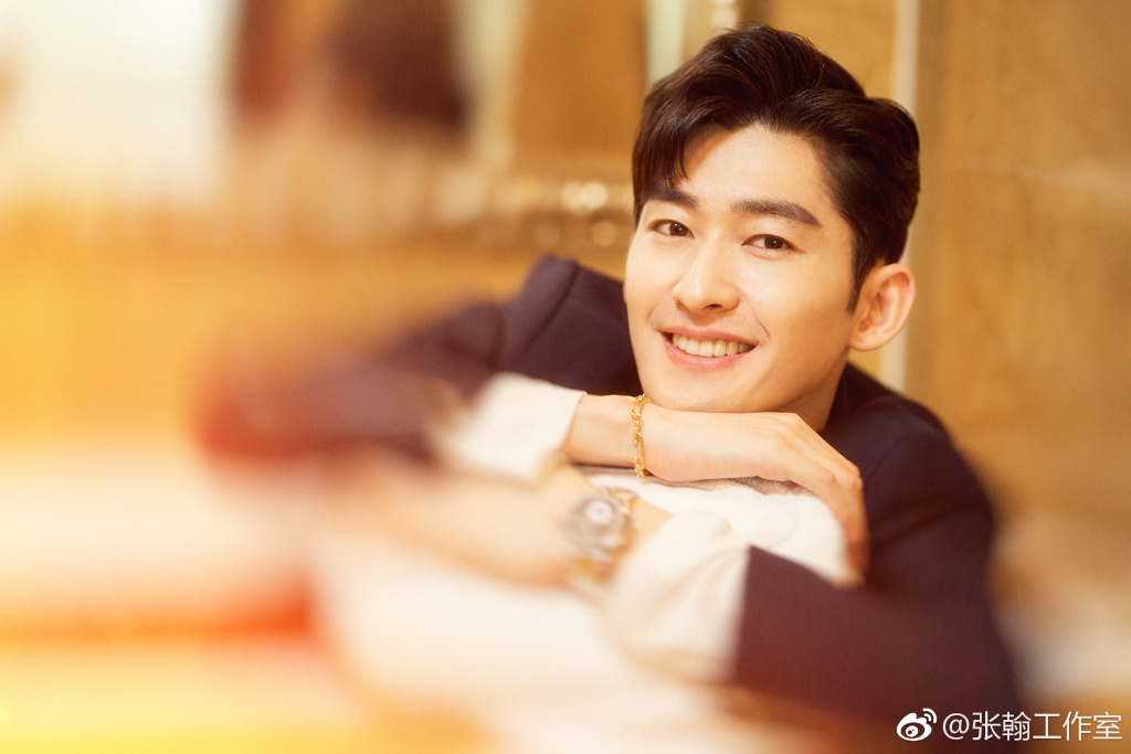 霸道总裁也爱笑!张翰新写真笑容灿烂似邻家少年