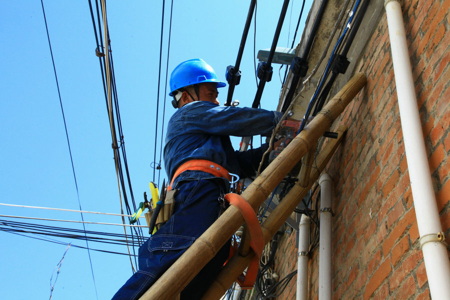 【河南在線列表】河南省漯河市舞陽縣供電公司：更換線路 迎峰度夏