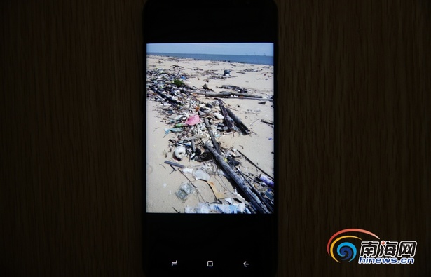 末尾有圖【瓊島動態】【即時快訊】海口後尾村海灘上有大量垃圾堆積 摘要:7月25日,記者來到了海南師範大學學生小文所説的海岸,眼前的場景讓人大吃一驚。 末尾有圖【瓊島動態】【即時快訊】海口後尾村海灘上有大量垃圾堆積 摘要:7月25日,記者來到了海南師範大學學生小文所説的海岸,眼前的場景讓人大吃一驚。