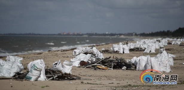 末尾有圖【瓊島動態】【即時快訊】海口後尾村海灘上有大量垃圾堆積 摘要:7月25日,記者來到了海南師範大學學生小文所説的海岸,眼前的場景讓人大吃一驚。 末尾有圖【瓊島動態】【即時快訊】海口後尾村海灘上有大量垃圾堆積 摘要:7月25日,記者來到了海南師範大學學生小文所説的海岸,眼前的場景讓人大吃一驚。