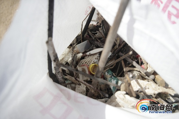 末尾有圖【瓊島動態】【即時快訊】海口後尾村海灘上有大量垃圾堆積 摘要:7月25日,記者來到了海南師範大學學生小文所説的海岸,眼前的場景讓人大吃一驚。 末尾有圖【瓊島動態】【即時快訊】海口後尾村海灘上有大量垃圾堆積 摘要:7月25日,記者來到了海南師範大學學生小文所説的海岸,眼前的場景讓人大吃一驚。