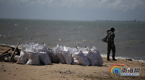 末尾有圖【瓊島動態】【即時快訊】海口後尾村海灘上有大量垃圾堆積 摘要:7月25日,記者來到了海南師範大學學生小文所説的海岸,眼前的場景讓人大吃一驚。 末尾有圖【瓊島動態】【即時快訊】海口後尾村海灘上有大量垃圾堆積 摘要:7月25日,記者來到了海南師範大學學生小文所説的海岸,眼前的場景讓人大吃一驚。