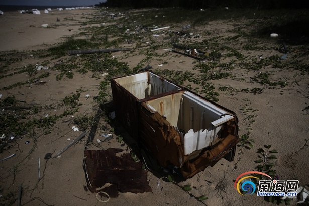 末尾有圖【瓊島動態】【即時快訊】海口後尾村海灘上有大量垃圾堆積 摘要:7月25日,記者來到了海南師範大學學生小文所説的海岸,眼前的場景讓人大吃一驚。 末尾有圖【瓊島動態】【即時快訊】海口後尾村海灘上有大量垃圾堆積 摘要:7月25日,記者來到了海南師範大學學生小文所説的海岸,眼前的場景讓人大吃一驚。