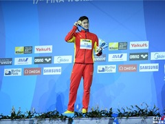 孙杨200米自破亚洲纪录夺金 泳池边累瘫了