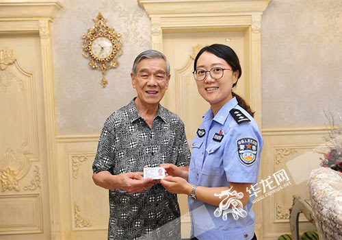 重庆发出首张新版外国人永久居留身份证