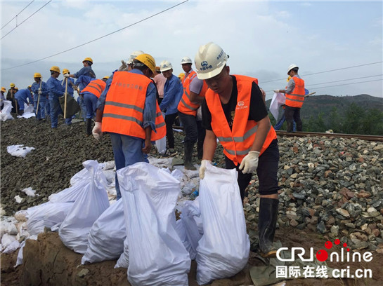 陕北强降雨突发水害  西安铁路局全力抢修受灾铁路_fororder_铁路2