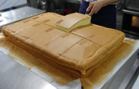 超大型现烘海绵蛋糕 咯柔芙正式开业