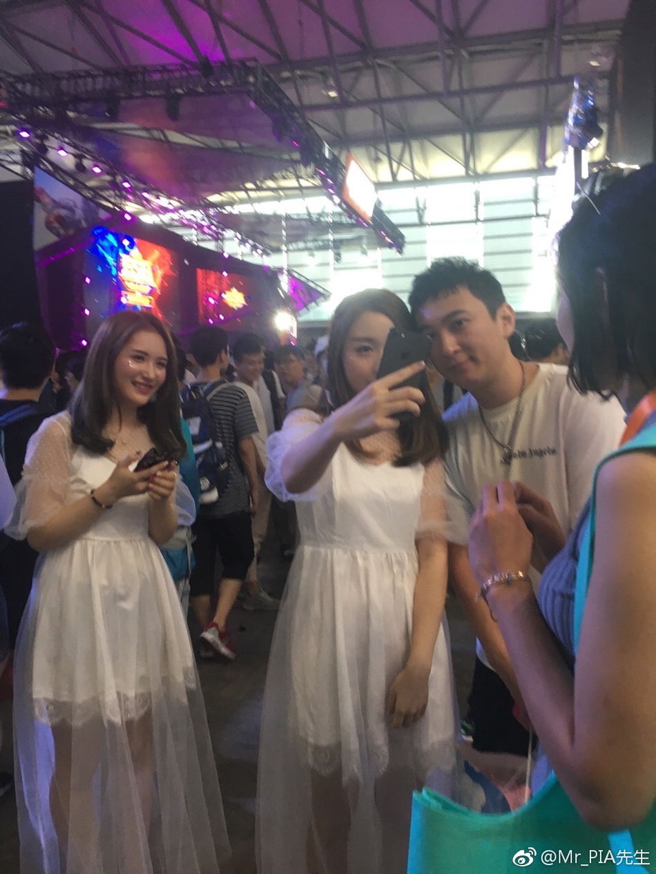 组图：王思聪携长腿美女现身CJ展 帅气获showgirl求合影