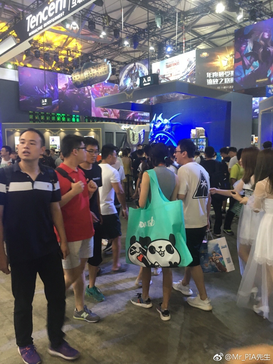 组图：王思聪携长腿美女现身CJ展 帅气获showgirl求合影