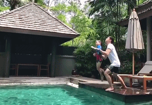 是親爹不?田亮一把將兒子扔到水中