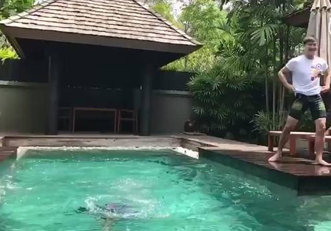 是親爹不?田亮一把將兒子扔到水中