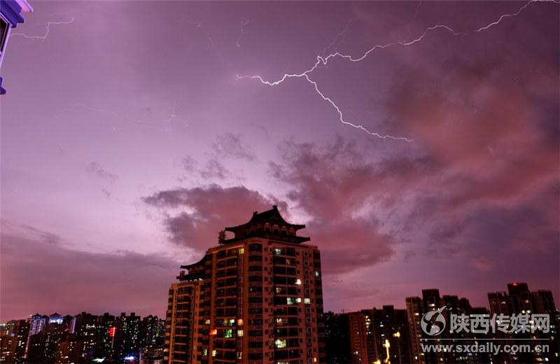 【焦点图 显示图在稿件最下方】电闪白雨降西安