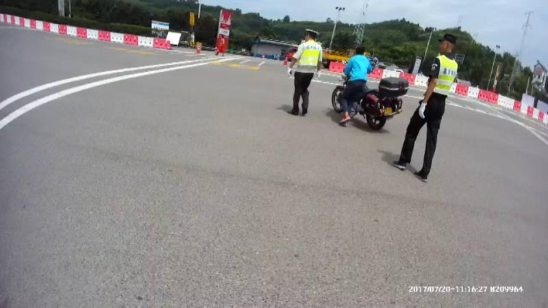 【法制安全 列表】摩托车强行闯入高速 与执法队员“捉迷藏”