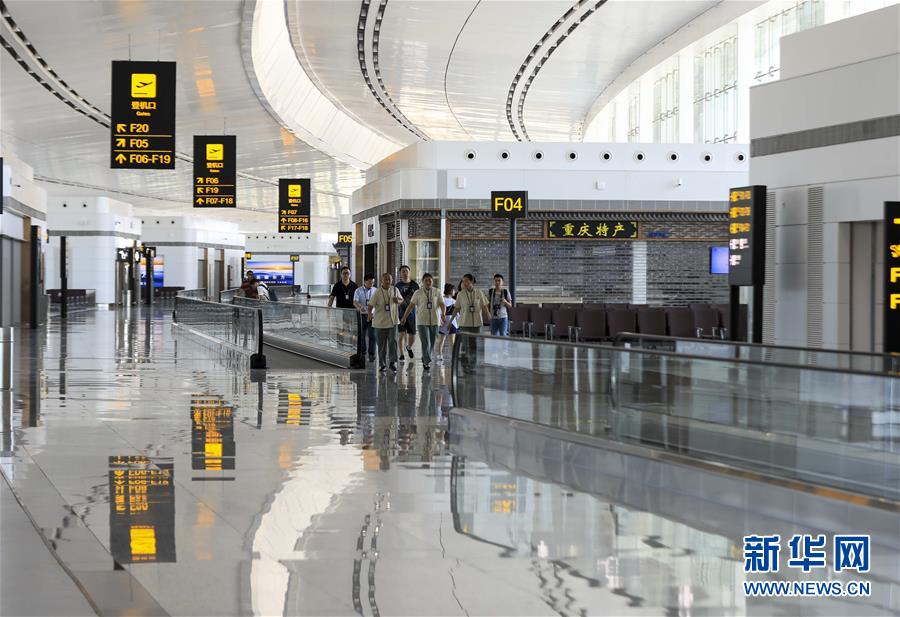 重庆机场东航站区及第三跑道通过验收