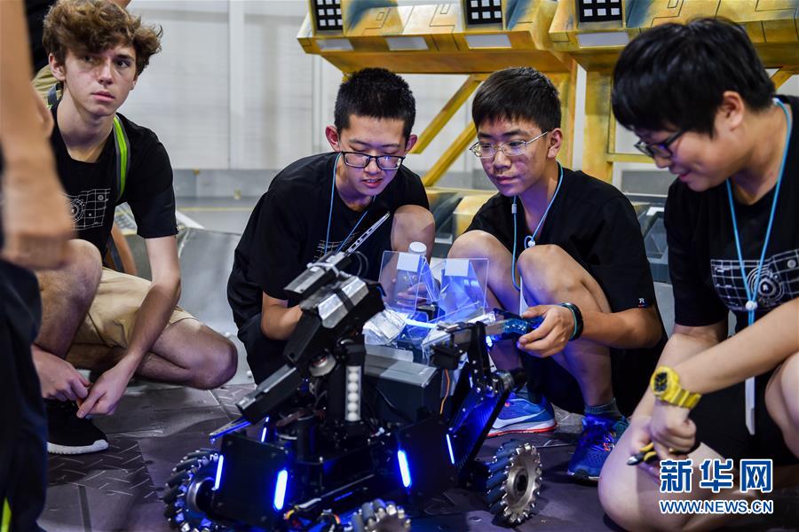 高中生“工程師”的機器人戰車比拼