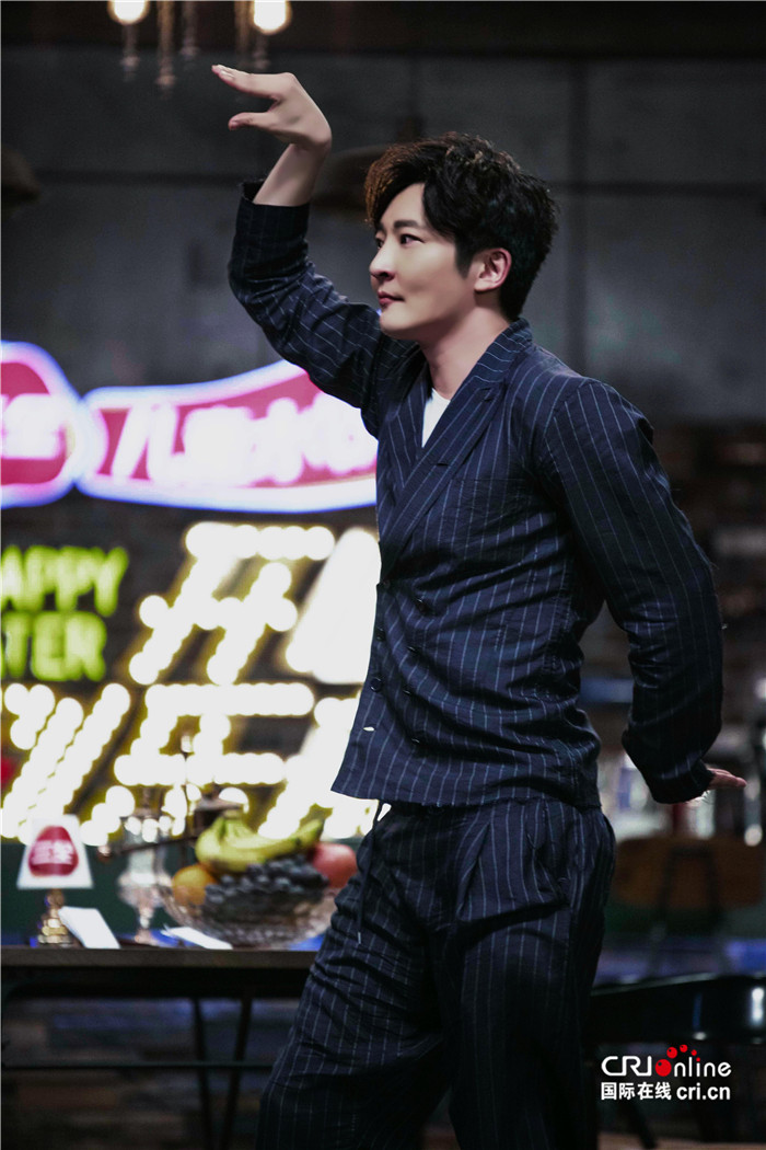 开心俱乐部_fororder_郭京飞模仿鸵鸟