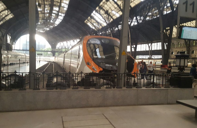 从图片来看，这个车站应该是终点站_fororder_Barcelona-Train-Crash-Spain-Estacion-de-Francia-Station-Injured-Deaths-Accident-Rush-Hour-1023760