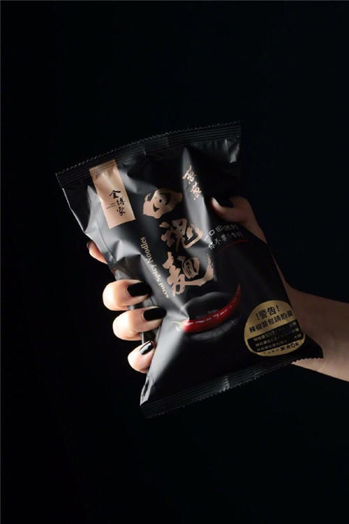 曹格老婆居然卖起了方便面，一包就要一百多元！_娱乐_腾讯网