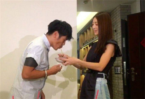曹格老婆居然卖起了方便面，一包就要一百多元！_娱乐_腾讯网