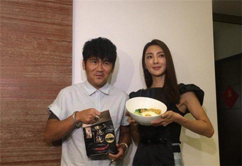 曹格老婆居然卖起了方便面，一包就要一百多元！_娱乐_腾讯网
