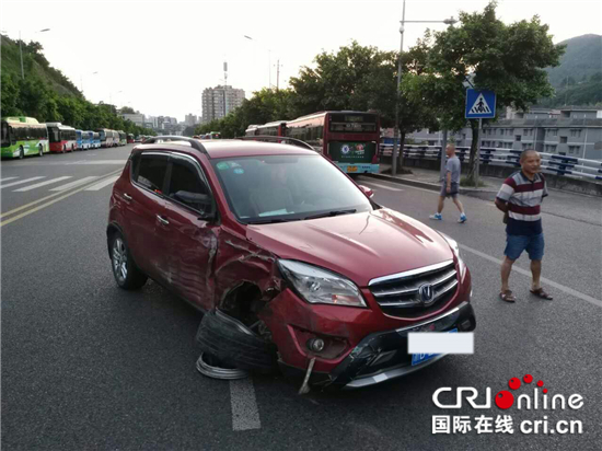 已过审【法制安全 列表】北碚：越野车司机疲劳驾驶 连撞三辆大客车