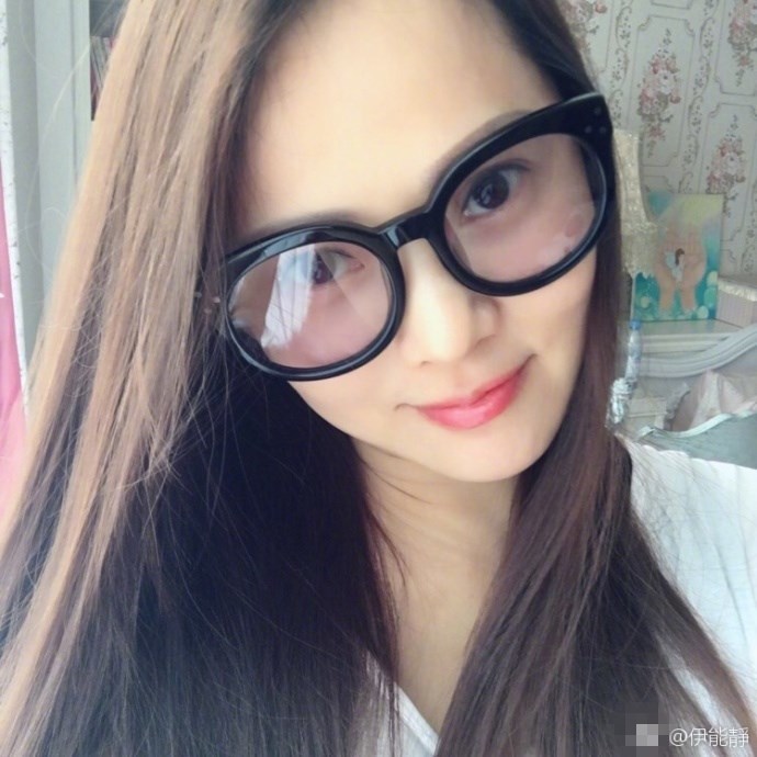 伊能静戴大黑框眼镜,48岁的她清新似学生妹
