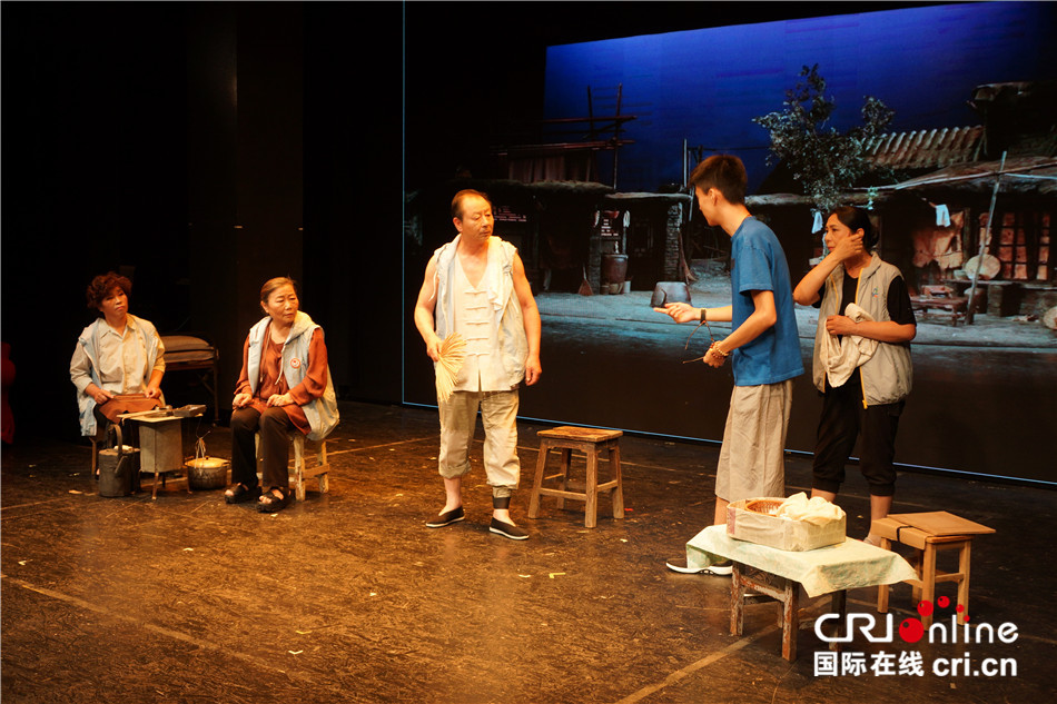 文化                         人艺青年演员朱少鹏指导东城区第一文