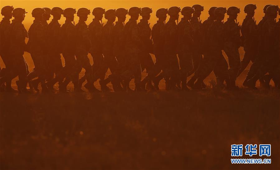 晨光初照阅兵场