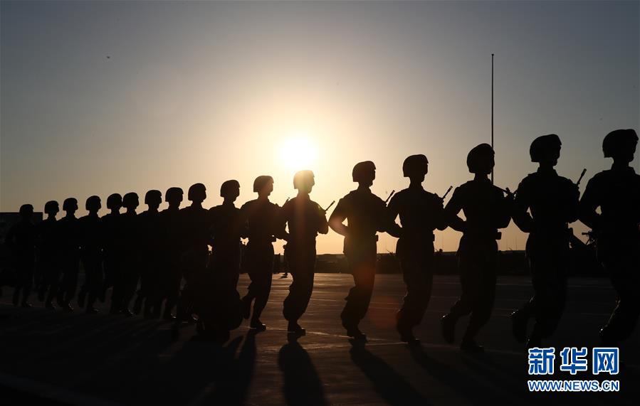 晨光初照阅兵场