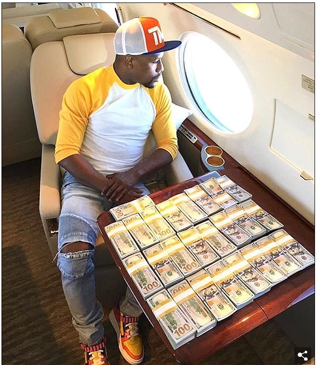 梅威瑟晒25沓美金叫板嘴炮:跨界大战我坐收上亿