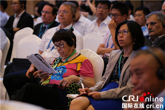 图片默认标题_fororder_与会嘉宾正在聚精会神听演讲_副本_副本