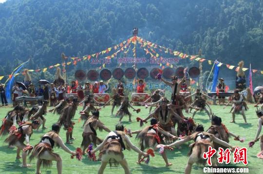 湖南张家界土家“六月六”千人傩面祭先祖