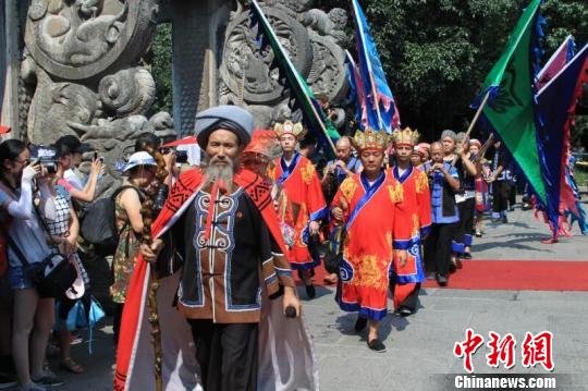 湖南张家界土家“六月六”千人傩面祭先祖