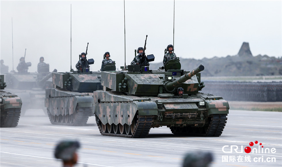 中国最先进的99a型主战坦克驶过阅兵场 李晋摄
