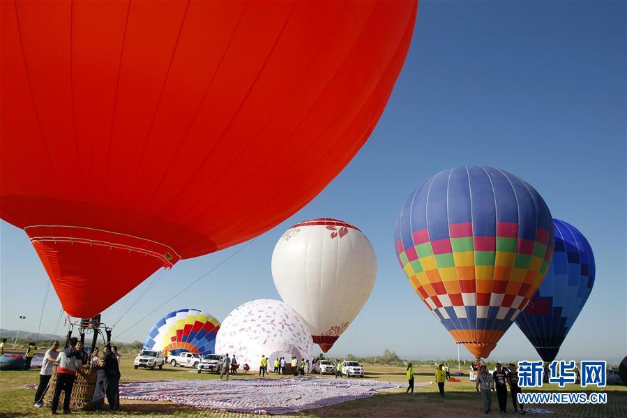 中国·宁夏（灵武）热气球节举行试飞